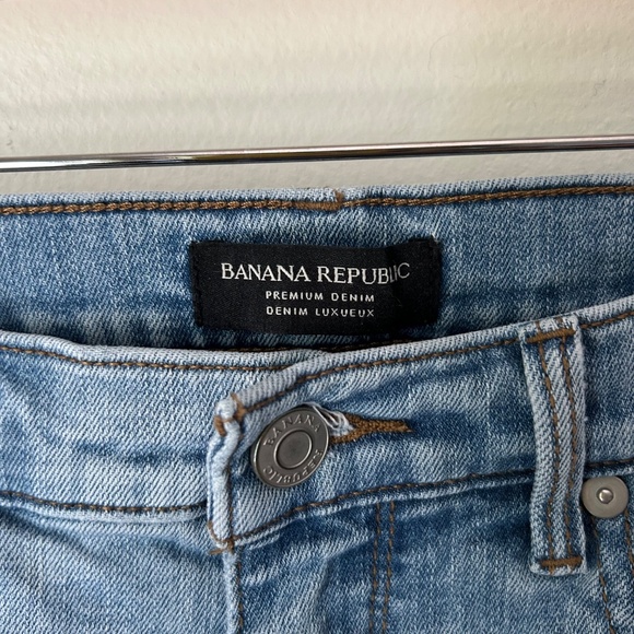 Banana Republic Premium Light Denim Girlfriend Mid-Rise Jeans | Size 27 - Picture 5 of 8